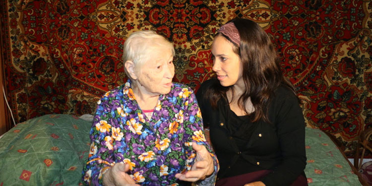 Yechiel Eckstein talking with an elderly Jewish woman.