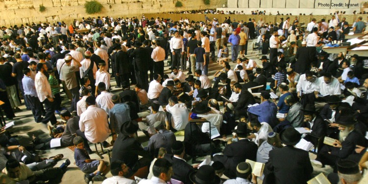 Jews gathered at Western Wall to observe Tisha B'Av