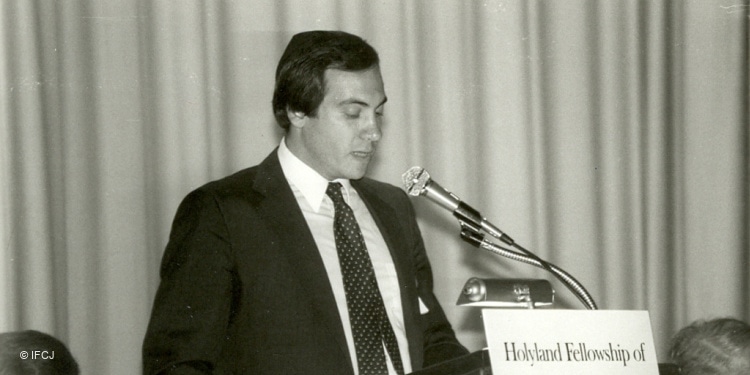 Black and white image of Rabbi Eckstein giving a speech at a podium.