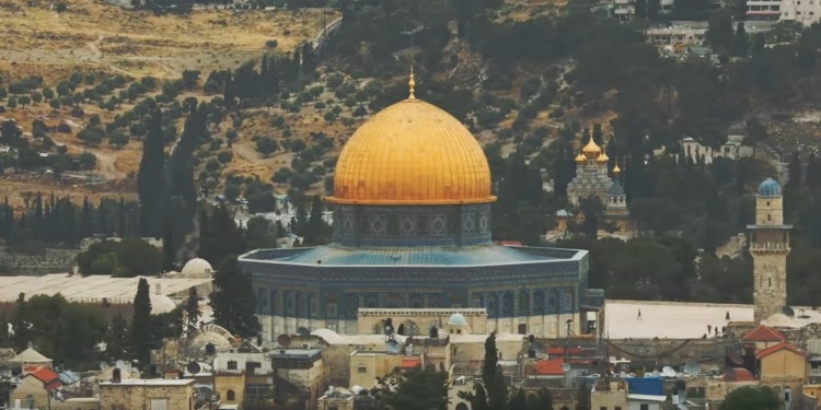 Temple Mount in Jerusalem with other buildings around it.