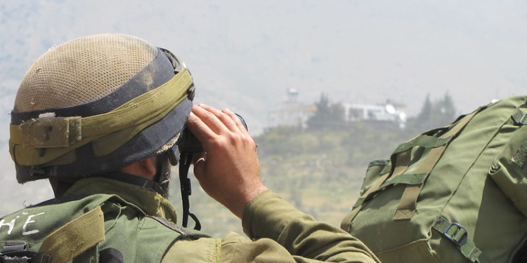 IDF soldier looks into Syria from Golan Heights