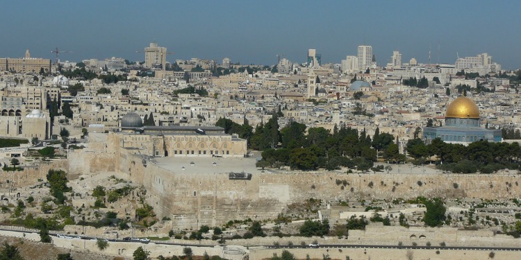 Aerial view of buildings and temple in Jerusalem.