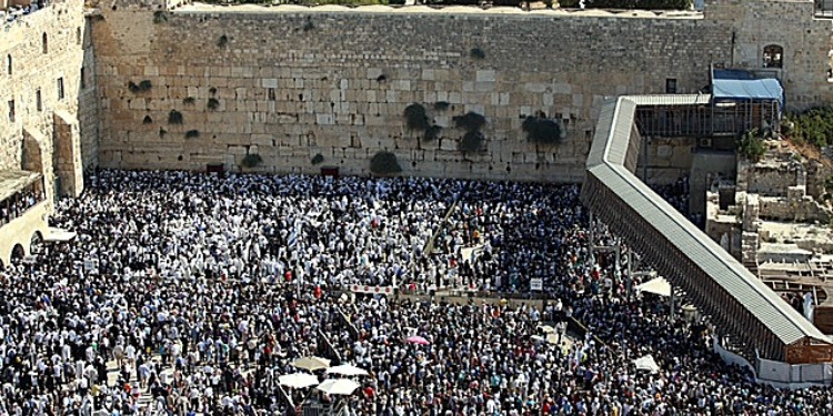 Aerial view of a large crowd of people gathered at the Western Wall.