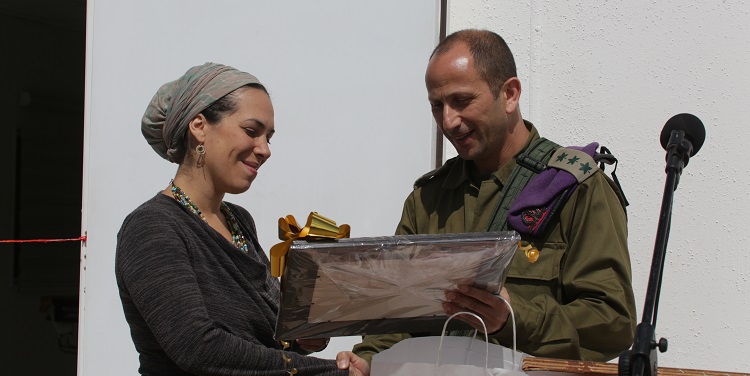 Yael Eckstein giving a gift to an IDF soldier.