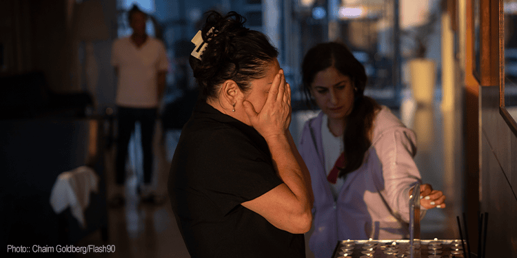 Women light the shabbat candles