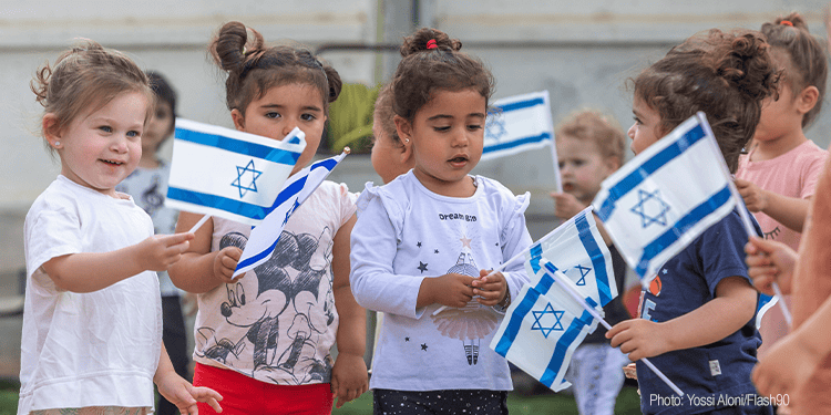 14802915_Children Holding Flags