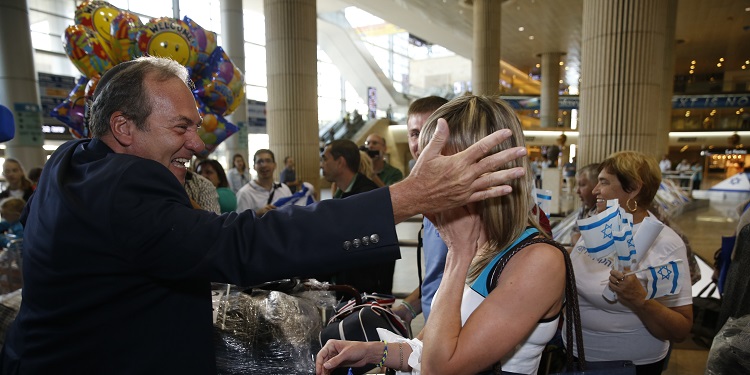 Rabbi Eckstein greets travelers making Aliyah to Israel