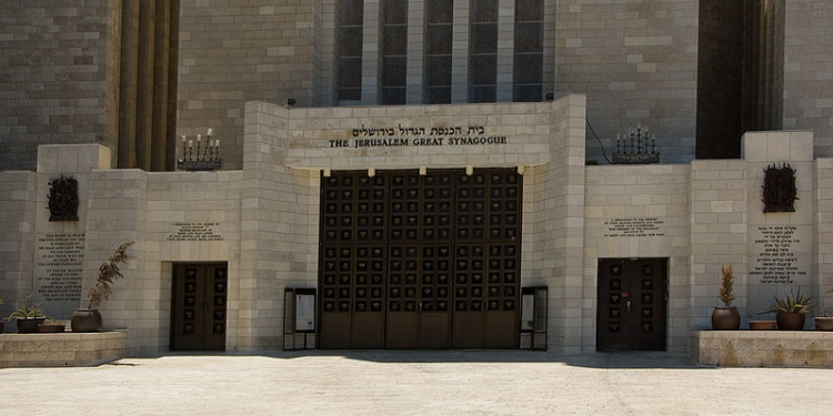 Jerusalem's Great Synagogue, provided with defibrillators by The Fellowship