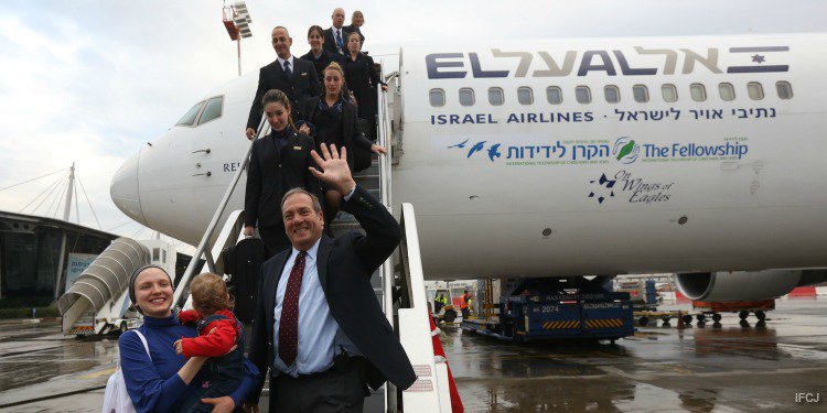 Rabbi Eckstein disembarks from an airplane that saved Israeli families