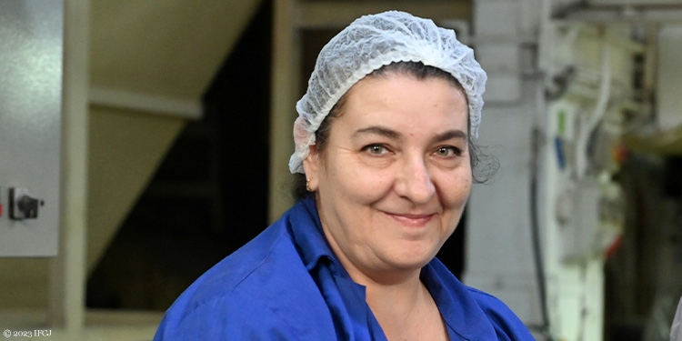 Female worker at Matzah factory wearing a hair net