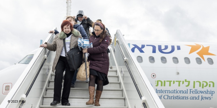 Yael Eckstein helping an elderly Jewish woman off her Aliyah flight.