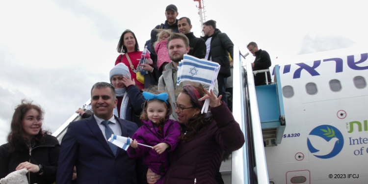 Families departing plane making Aliyah