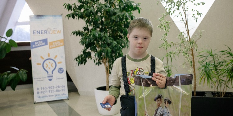 Andrei, a young IFCJ recipient holding a goody bag.