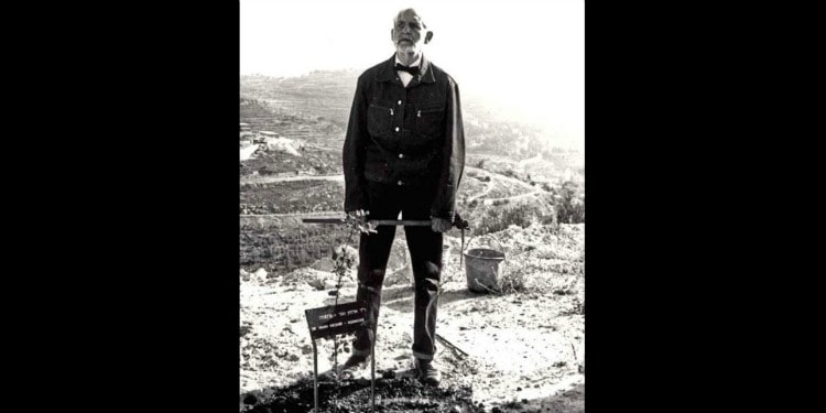 Armin T. Wegner planting tree at Yad Vashem