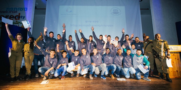 Group of IDF soldiers that were helped by the Fellowship with certificates in their hands.