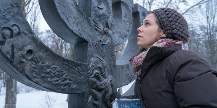 The Fellowship's Yael Eckstein looks up at the Babi Yar memorial in remembrance, Yom HaShoah