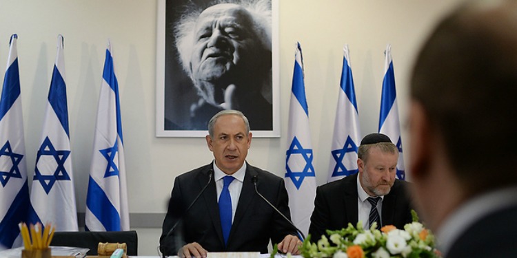 PM Netnayahu beneath picture of David Ben-Gurion