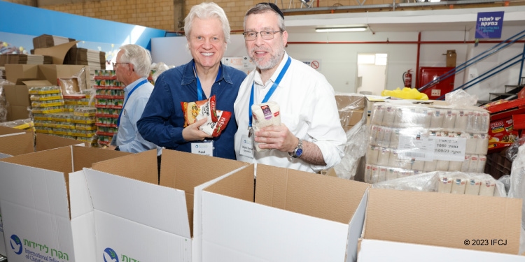 Bishop Paul Lanier and Rabbi N. Daniel Korobkin packing food boxes.