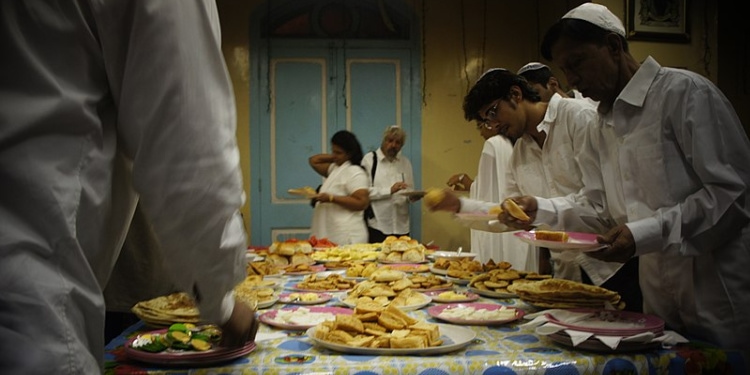 Jewish people break Yom Kippur fast