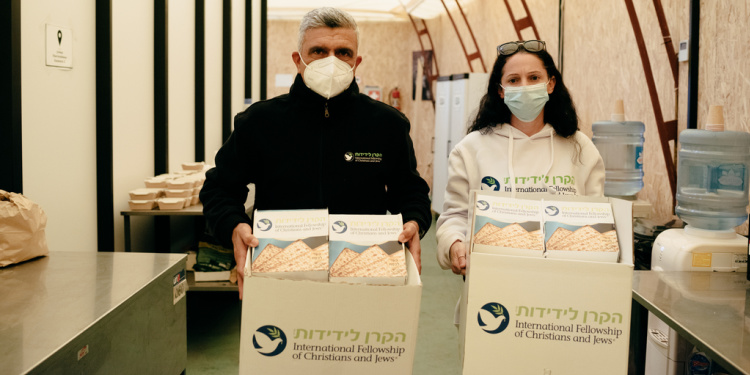 Fellowship Passover food box delivery to refugees from Ukraine, 2022