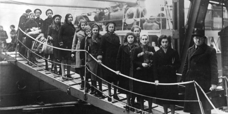 Jewish refugee children arriving in London to stay with families during Holocaust, 1939