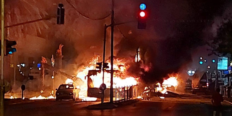 Bus near Tel Aviv destroyed by rockets, May 11, 2021