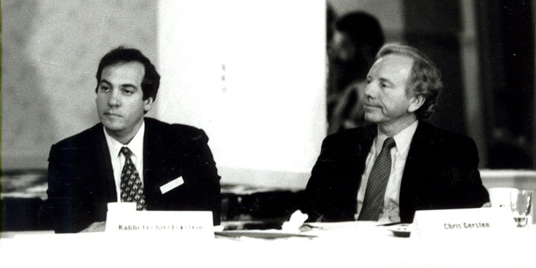 Black and white image of Rabbi Eckstein sitting with Joe Lieberman.