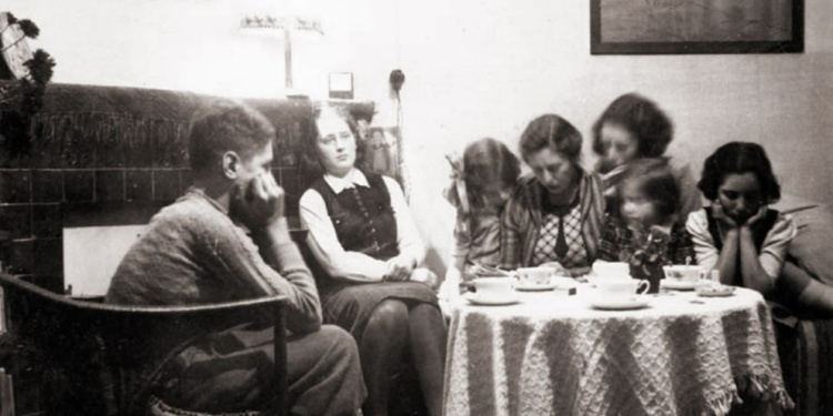 Caecilica Loots with her students during the war