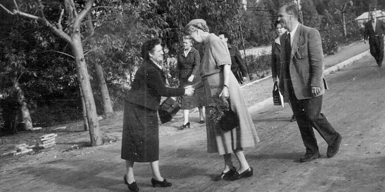 Dr. Chaim Sheba and Eleanor Roosevelt shaking hands.