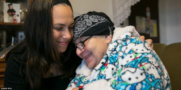 Yael Eckstein embracing an elderly Jewish woman in her home.