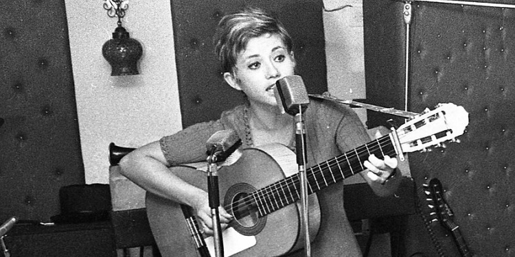 Israeli singer Chava Alberstein performs for wounded soldiers, 1969