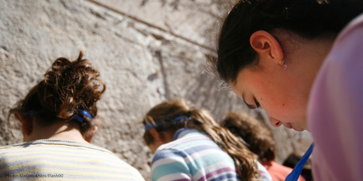 Children praying at Western Wall