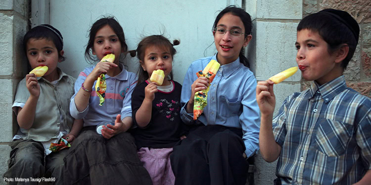Children eating popsicles