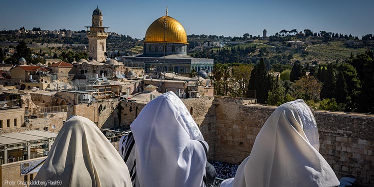 People looking at the dome wearing prayer shawls