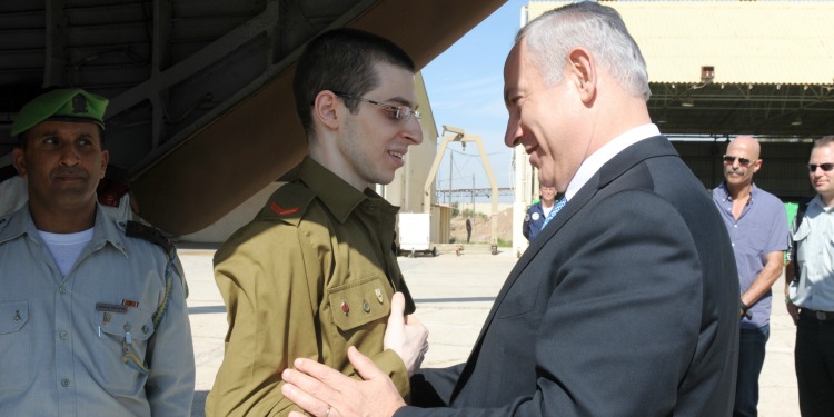Rabbi Eckstein talking to a young soldier.