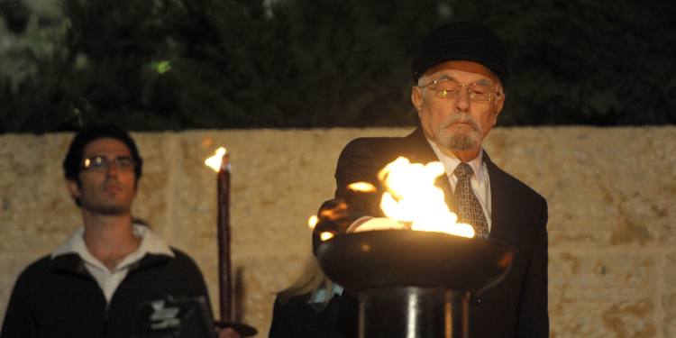 Anatoly Rubin lights Yom HaShoah torch at Yad Vashem, 2012