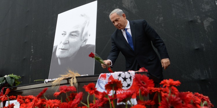 PM Netanyahu lays rose on casket of Israeli music legend Arik Einstein