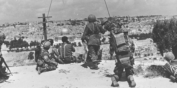 Group of soldiers by the Temple Mount during Six-Day War.