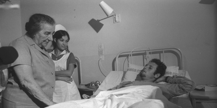 Israeli PM Golda Meir visits wounded IDF soldier during Yom Kippur War, 1973