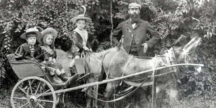 Theodor Herzl with his sons and daughters, 1900