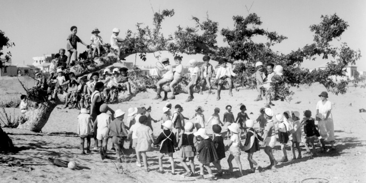 Israeli children in sand in 1933