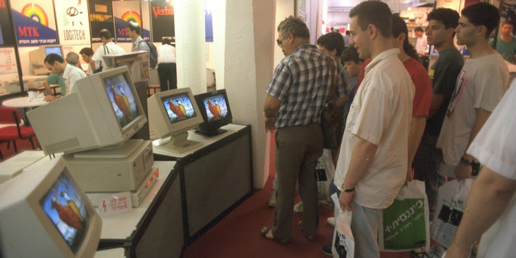 Light of computers at Computex 92 technology convention in Israel, June 1992