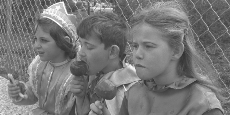 Israeli children eating apples