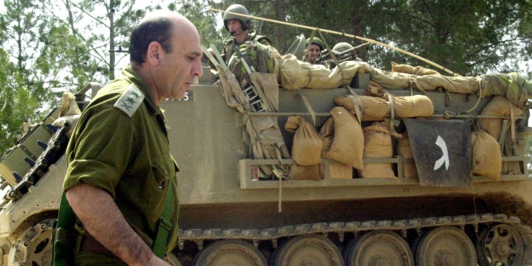 IDF Chief of Staff Shaul Mofaz alongside tank in 2002