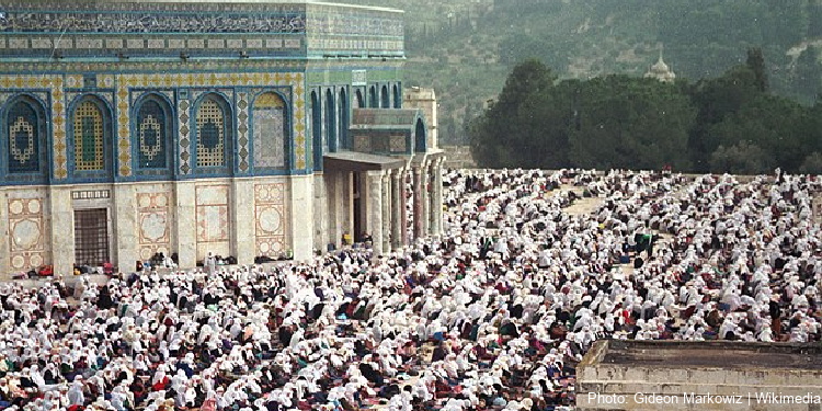 Ramadan prayer at the Al-Aqsa mosque during Ramadan 1996. 