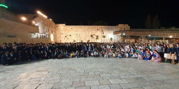 400 descendants of Holocaust survivor Shoshana Ovitz at Western Wall in 2019
