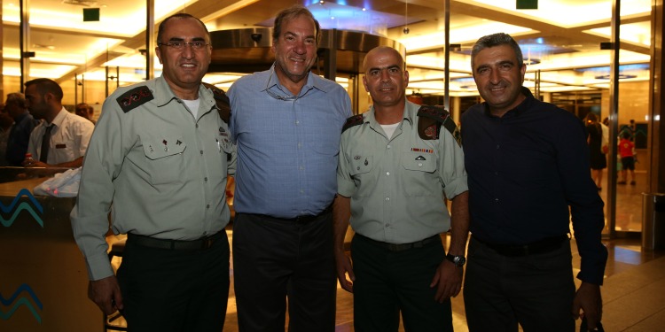 Rabbi Eckstein standing with two IDF soldiers and another gentleman dressed in all black.