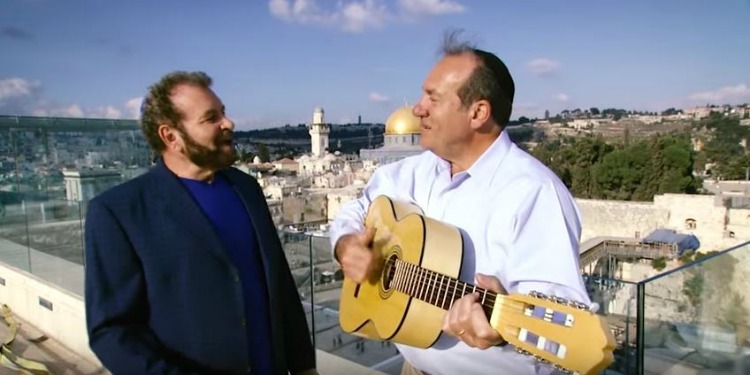 Dudu Fisher singing with Rabbi Eckstein