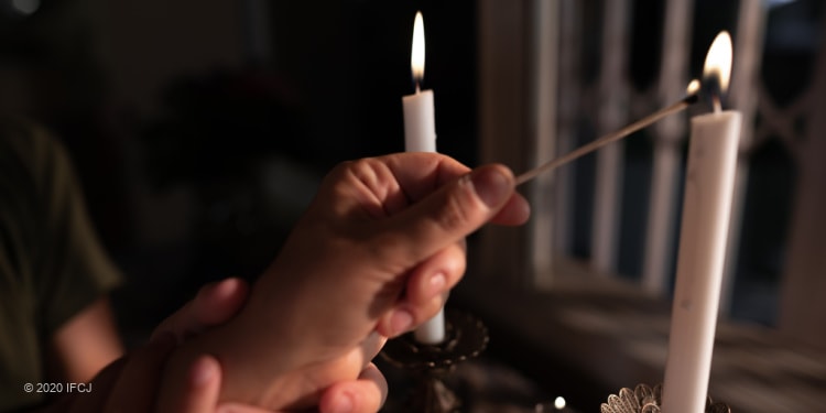 Lighting the Shabbat candles