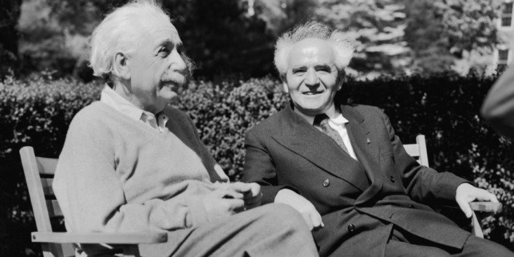 Black and white image of Einstein sitting with Ben Gurion.